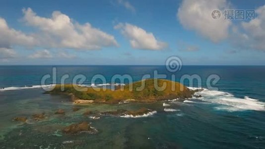 带热带岛屿、海滩、岩石和波浪的海景。 菲律宾卡坦杜内斯。视频