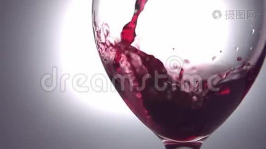 红酒倒入酒杯.视频