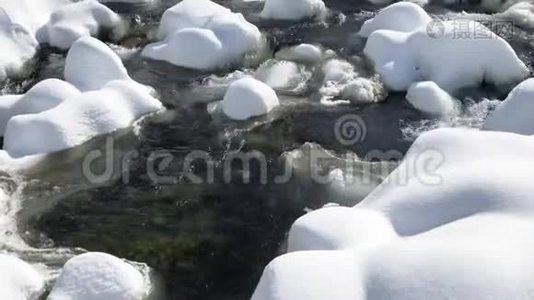 春天之间的快速山涧一片森林的解冻视频