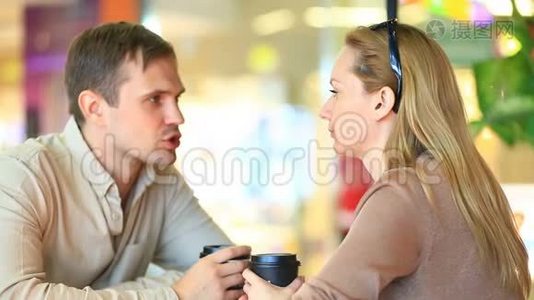 一对情侣在户外咖啡馆谈恋爱。 男人和美女约会视频