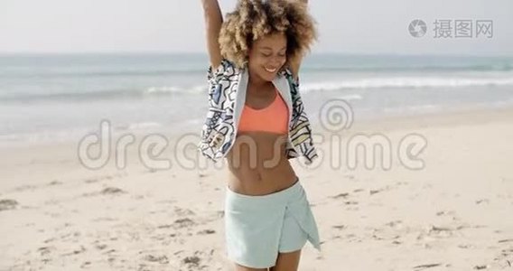 快乐女孩在海滩上放松视频