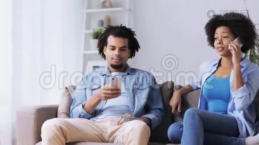 家里有智能手机的幸福夫妇视频