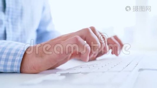 一名办公室职员在键盘上打字视频