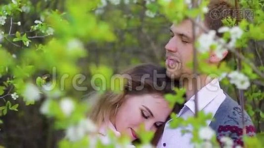 春暖花开的浪漫幸福情侣视频