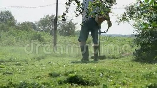 园丁在户外用割草机割草视频