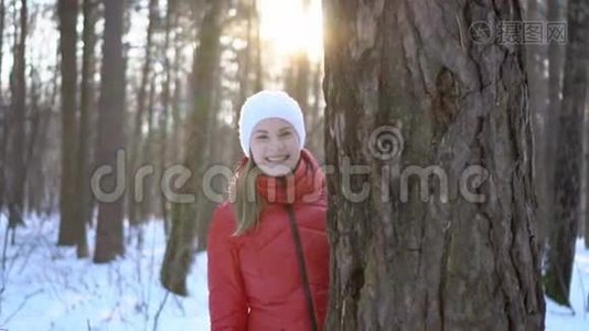 美丽的年轻女子在冬季公园，玩得开心，微笑。 慢动作录像。视频