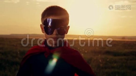 日落时分在田野里的超级英雄视频