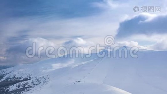 美丽的冬季景观，白雪覆盖的树木。 冬天的山。视频