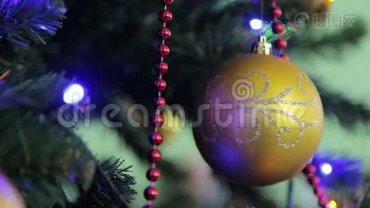 圣诞和新年树装饰、花环和玩具视频