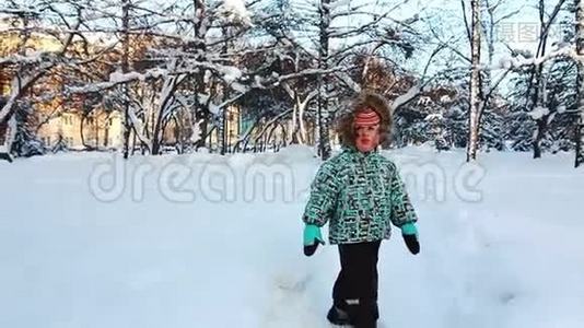 小男孩正在公园里散步。 冬天。视频