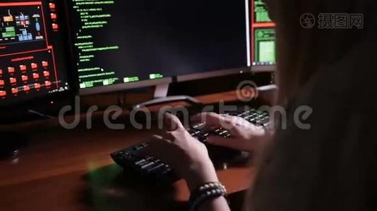 黑客在键盘电脑上打字。视频