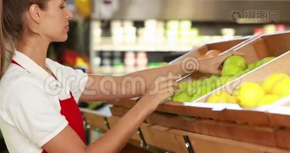 在超市里放水果的漂亮工人视频