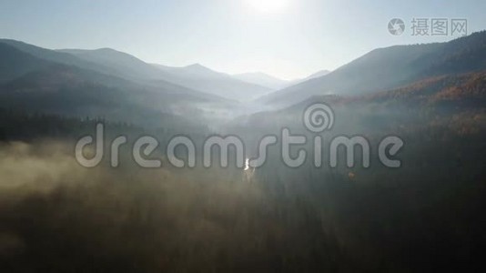 晨雾的高山空中景色视频