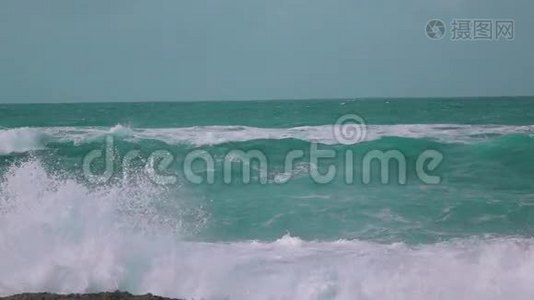 缓慢运动的海浪冲击海岸视频