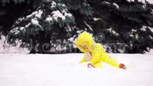 冬天里可爱的小女孩在户外下雪视频