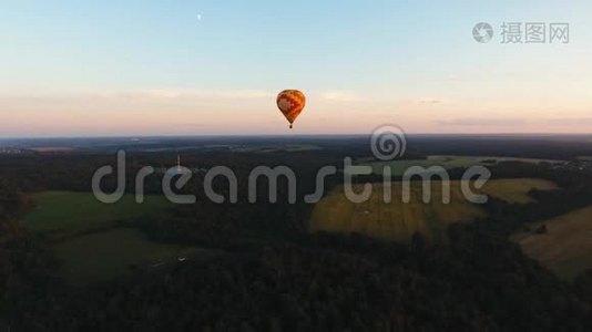 热气球在天空中飞过田野。视频