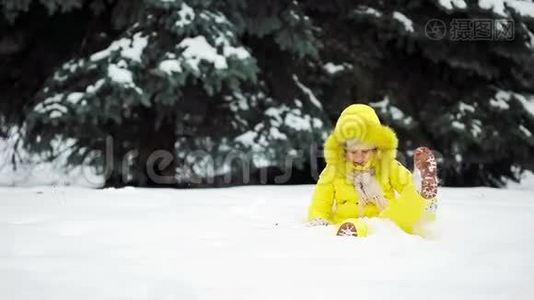 可爱的小女孩在美丽的冬日在户外下雪视频