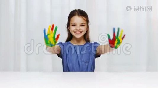 微笑的女孩表现出彩绘的手视频