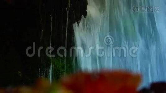 山峦中的风景瀑布，秋天森林中的纯净淡水瀑布；UL TRAHD4K，实时，变焦视频
