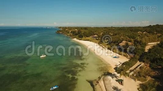 在热带岛屿上鸟瞰美丽的海滩。 菲律宾，博霍尔。视频