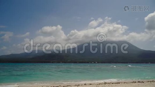 热带岛屿上美丽的海滩。 菲律宾Camiguin。视频
