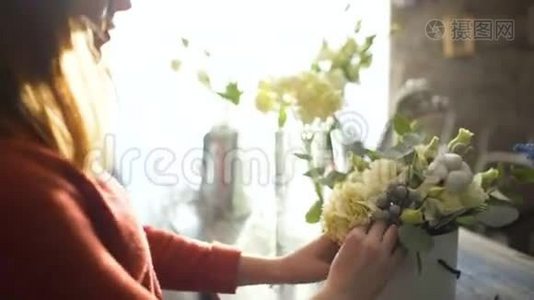 花匠女孩做花的构图视频