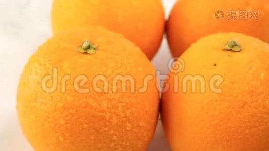 新鲜的柑橘类水果。 旋转关于健康食品和饮食概念的视频片段。 旋转的湿橙子，上面有水滴视频