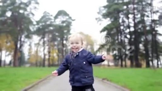 一个小男孩在走路。视频