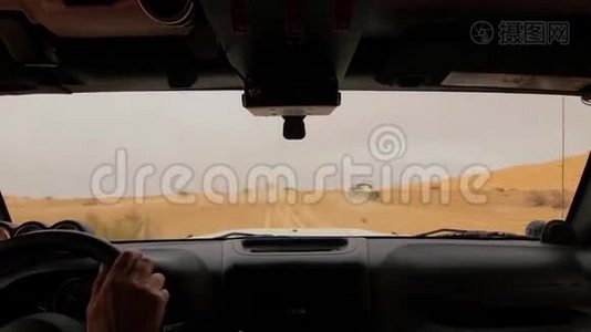 撒哈拉沙漠的摄像车，司机。视频