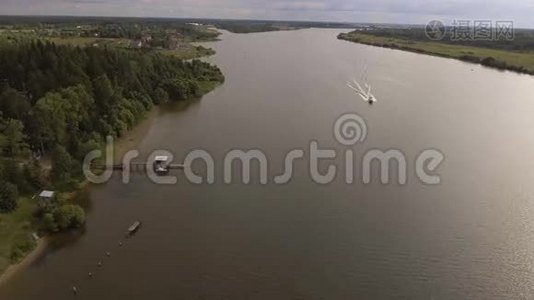 快船在河上。 空中录像。视频