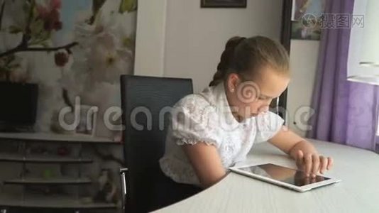 年轻女孩拿着一台数码平板电脑视频