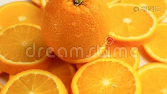 新鲜的柑橘类水果。 旋转关于健康食品和饮食概念的视频片段。 旋转切片橙子视频