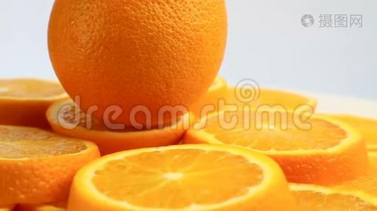 新鲜的柑橘类水果。 旋转关于健康食品和饮食概念的视频片段。 旋转切片橙子视频