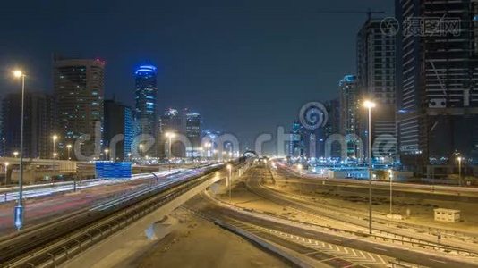 谢赫扎耶德道路交通夜间时间推移和迪拜地铁。 迪拜，阿联酋。视频