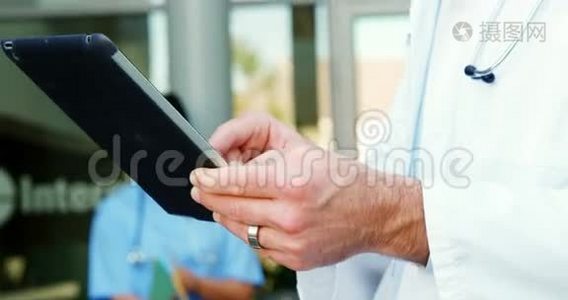 医生在医院用数码平板电脑视频