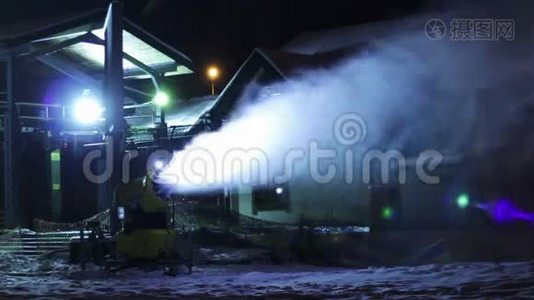 雪炮在夜间工作视频