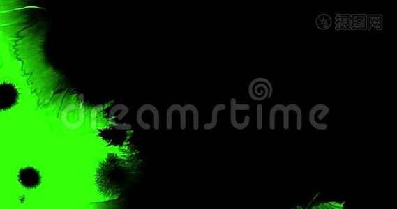 多抽象泼墨颜料笔划黑色过渡色键绿色屏幕背景，油漆动画视频
