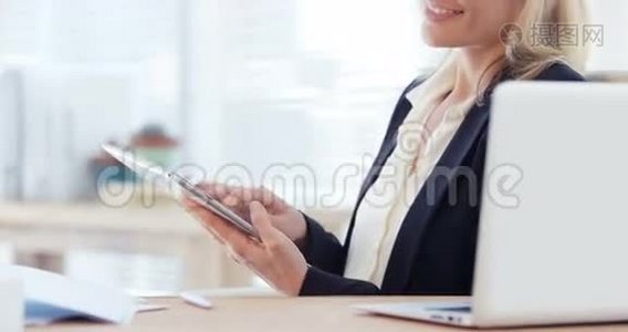 女商人用数码平板电脑视频