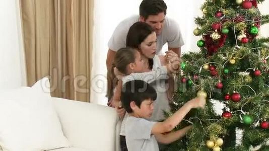 一家人一起装饰圣诞树视频