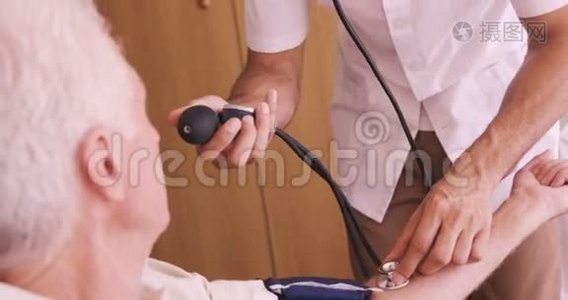 男性医生检查老年人血压视频
