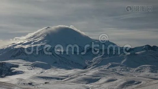 高加索山脉火山Elbrus上方云层的形成和运动。视频