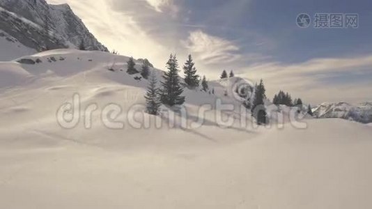 飞越雪山的无人机飞行视频