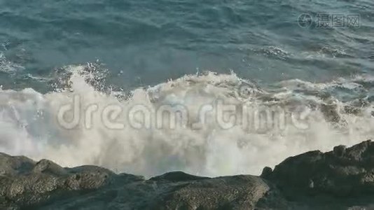 海浪拍打在石滩上视频