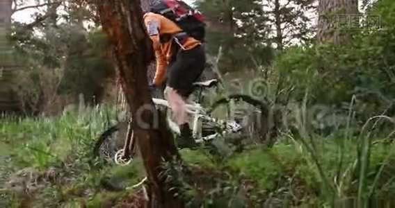 骑在森林里的男山地摩托车视频
