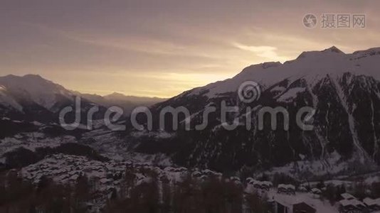 飞越雪山的无人机飞行视频