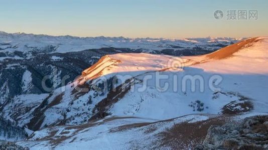 高加索山脉火山Elbrus上方云层的形成和运动。视频