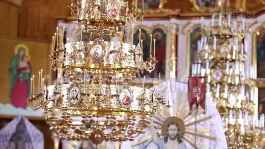 大教堂基督教教堂的大铜吊灯视频