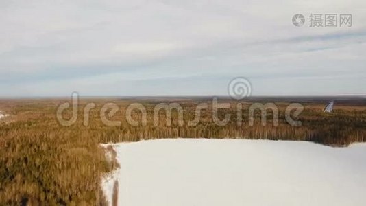 冬季景观带林，田.. 冬季景观。视频