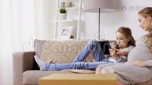 孕妇和带平板电脑的女孩视频