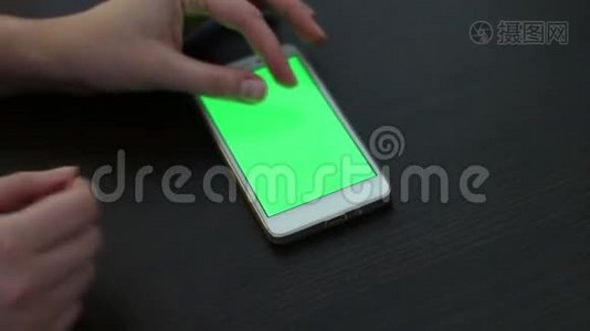 白色智能手机上的触摸屏视频